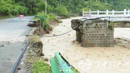 略陽多條道路塌方中斷，交通部門緊急搶修保暢通！