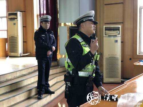 今天，交警為外賣小哥點了份“交通安全餐”