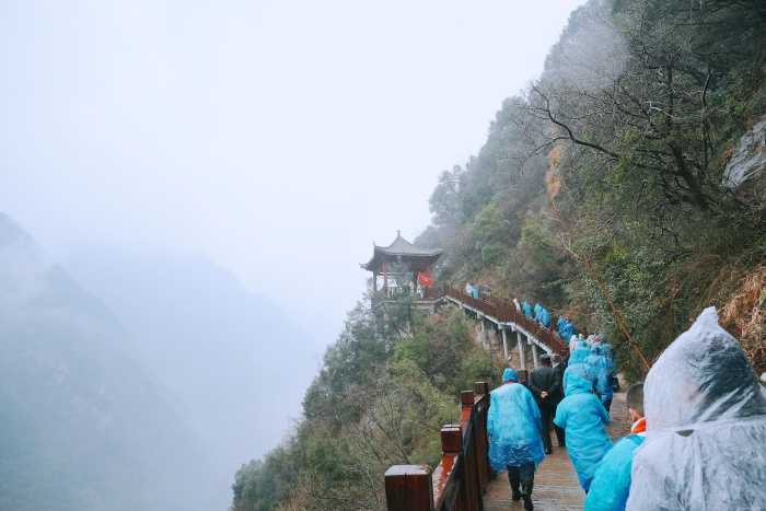 “嘉陵棧道 靈巖洞天”靈巖寺景區棧道開放暨略陽縣冬季文旅消費季系列活動啟動