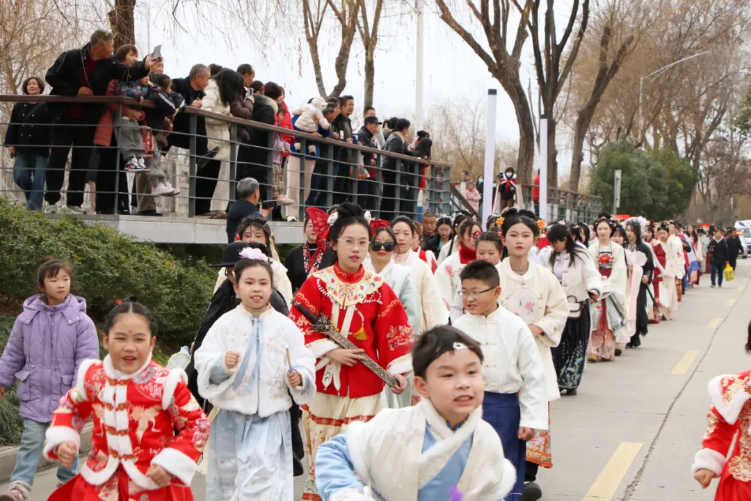 我們的節(jié)日·歡樂(lè)中國(guó)年丨西鄉(xiāng)：漢服巡游！太！驚！艷！