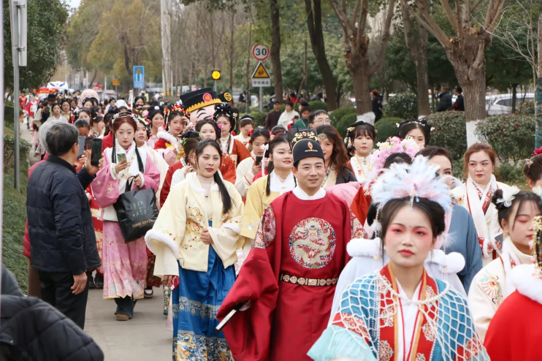 我們的節(jié)日·歡樂(lè)中國(guó)年丨西鄉(xiāng)：漢服巡游！太！驚！艷！