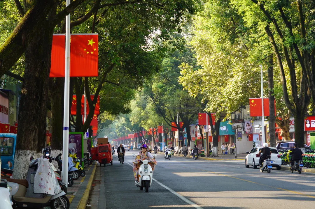 視覺漢臺 | 國慶氛圍感拉滿！“中國紅”扮靚漢臺街頭