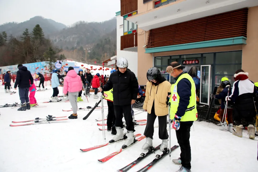 滑雪、戲雪、賞民俗！留壩景區“上才藝”